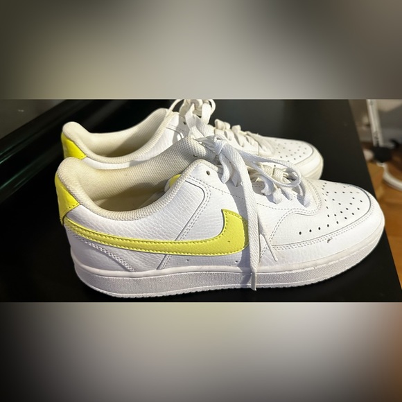 Nike - Picture 3 of 4